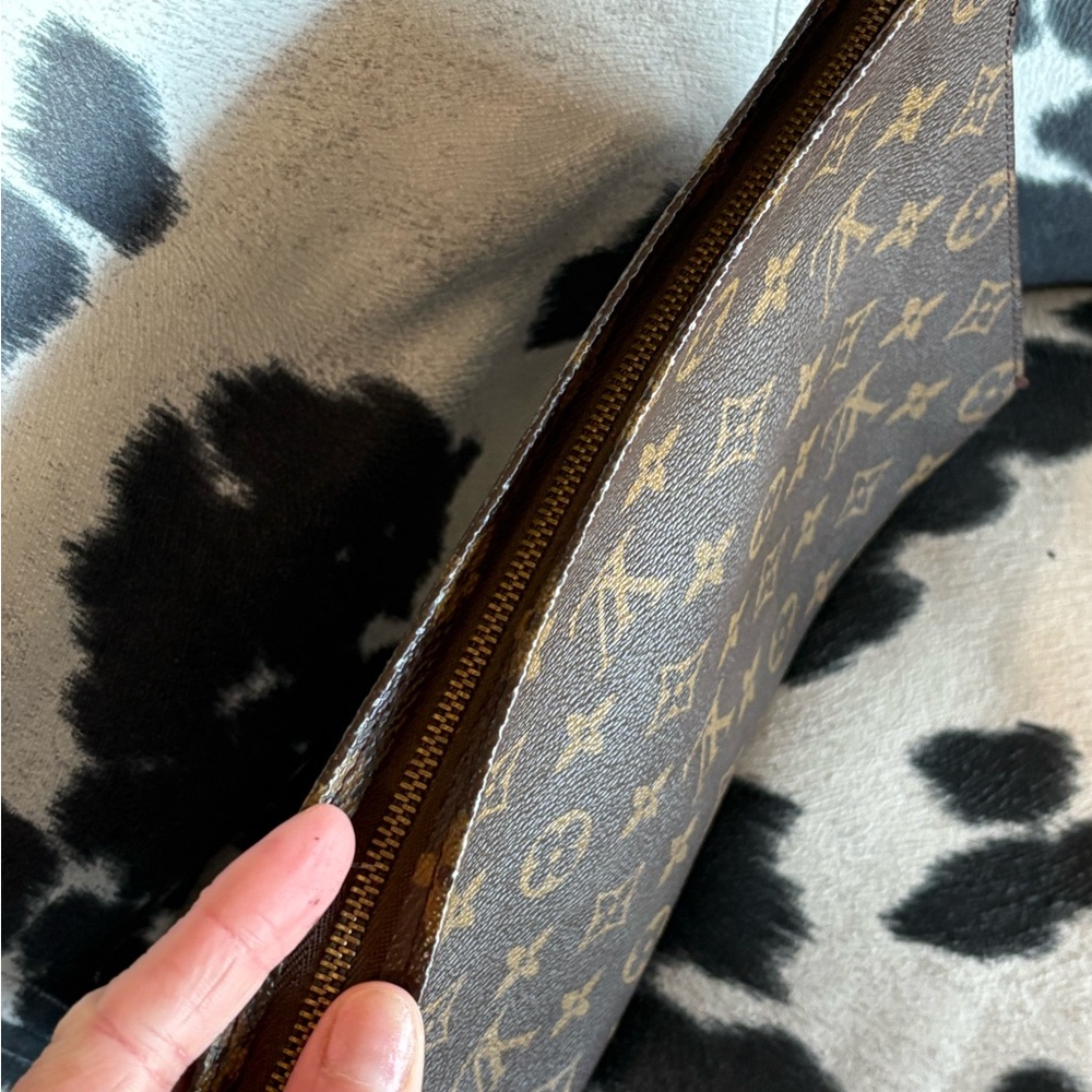 Louis Vuitton Monogram 26 Toiletry Pouch - Picture 13 of 16
